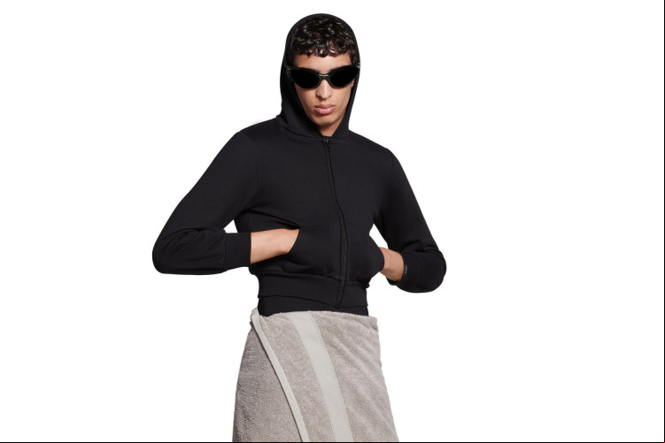 Toalha de banho que vira saia unissex da Balenciaga é vendida por R$ 5 mil