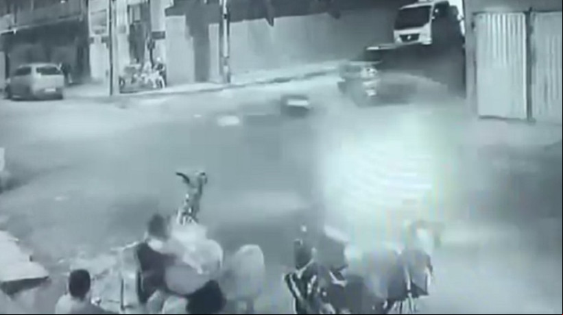 O crime foi flagrado por câmeras de vigilância.