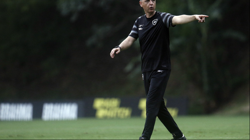 Técnico Tiago Nunes em treino do Botafogo