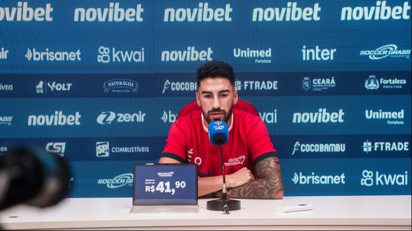 Juan Martín Lucero em coletiva de imprensa pelo Fortaleza