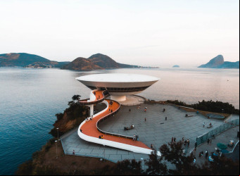 A cidade maravilhosa também aparece na lista. O Rio de Janeiro continua lindo, e fica mais lindo ainda no final do ano.