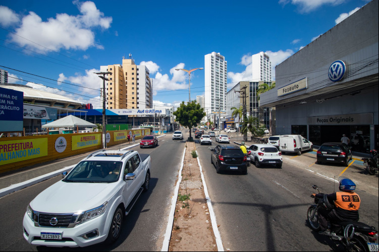 Obra de drenagem da Avenida Heráclito Graça. O projeto prevê a criação de um reservatório de controle de cheias, sob a avenida. (Foto: Samuel Setubal/ O Povo)