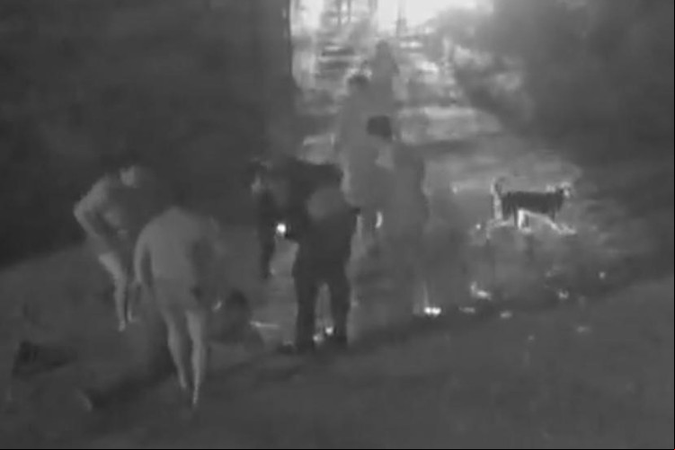 Imagens do local onde o garoto foi morto em São Gonçalo do Amarante mostram a vítima baleada e a família em desespero