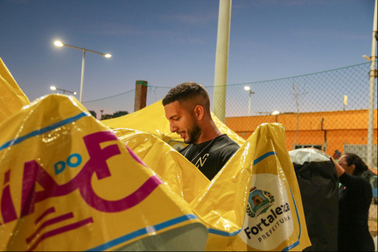 Ao todo, 69 permissionários receberam estruturas em formato de tenda para padronizar comércio na Praia do Futuro, em Fortaleza