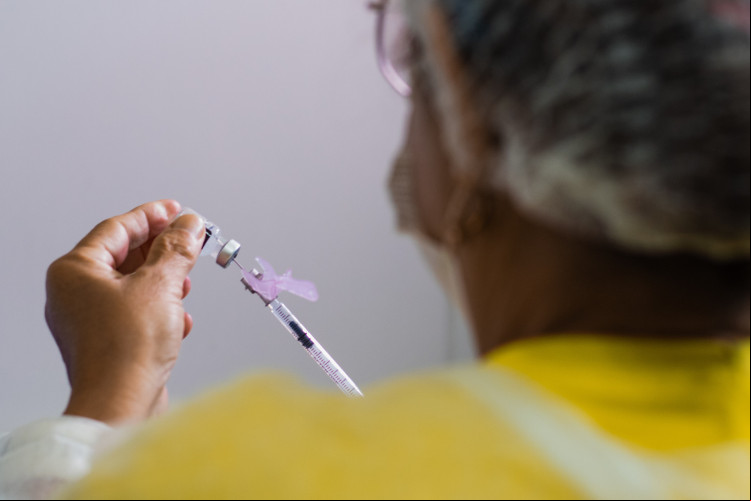 ￼PESSOAS com 60 anos ou mais podem procurar os postos para a segunda dose de reforço