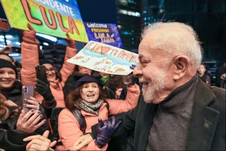 Lula chega a Berlim, onde reforça acordos em diversos setores