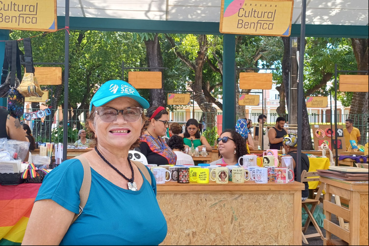 Rosalia Rodrigues, 62, sublinha que compareceu ao Corredor Cultural Benfica "para curtir e andar" Rosalia Rodrigues, 62, sublinha que compareceu ao Corredor Cultural Benfica "para curtir e andar"