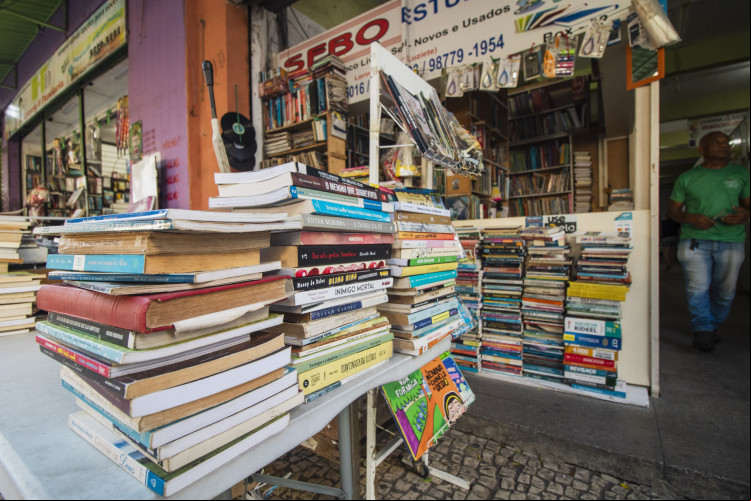 Praça dos Leões é referência para quem busca livros escolares com valor ível