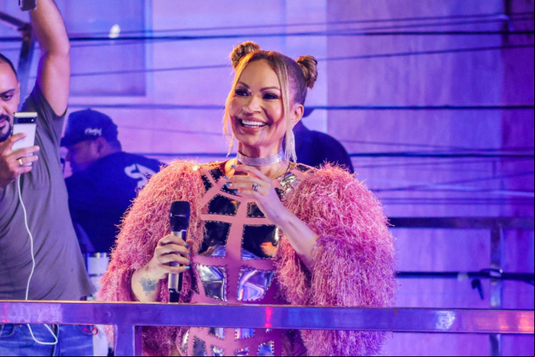 Solange Almeidase apresenta no Aterro da Praia de Iracema no Carnaval 2024