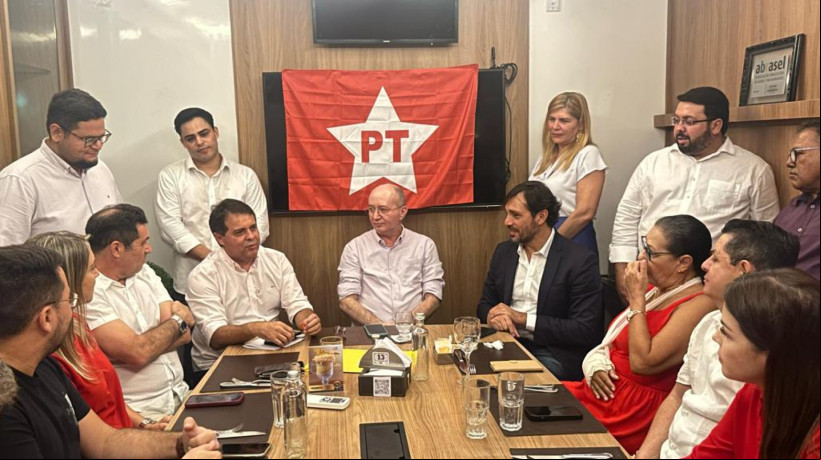 Evandro em encontro anunciando seu pedido oficial de se filiar ao PT