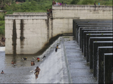 Foto de apoio ilustrativa. Pessoas se banhando em barragem no Rio Cocó 