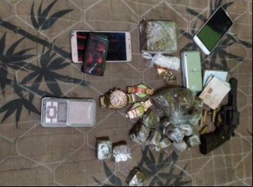 Além da droga, dupla estava com um revólver calibre 38, seis munições, duas facas, duas balanças de precisão, cinco relógios e dois celulares; material foi apreendido pela Polícia Militar 