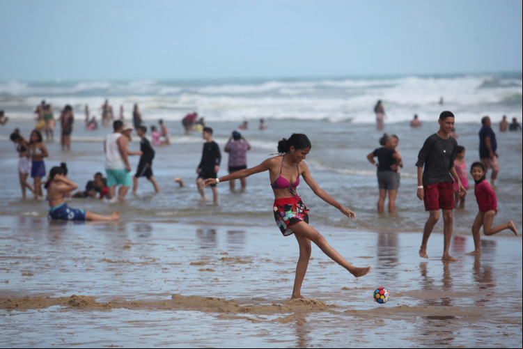 FORTALEZA, CEARÁ, BRASIL, 23.12.2023: Praia do Futuro fim de semana com jeito de feriadão. FORTALEZA, CEARÁ, BRASIL, 23.12.2023: Praia do Futuro fim de semana com jeito de feriadão.