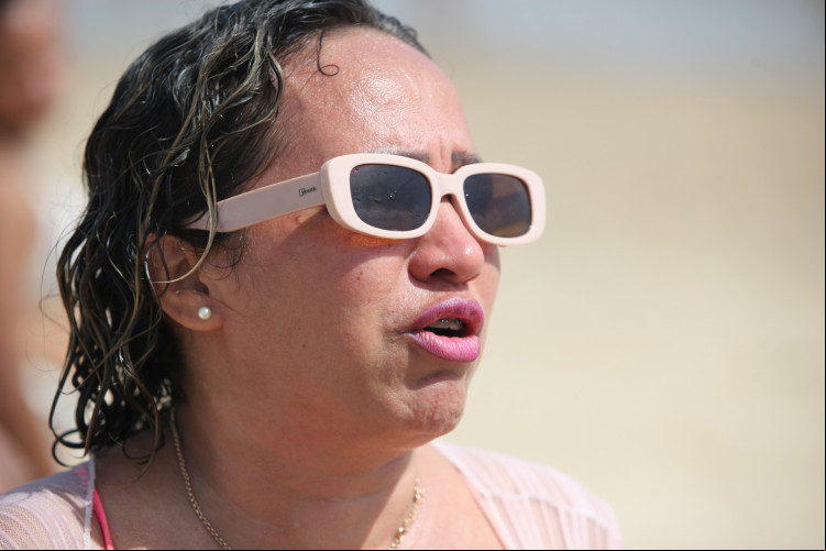 FORTALEZA, CEARÁ, BRASIL, 23.12.2023: Diusiede Moura, turista do Maranão que veio pagar promessa. Praia do Futuro fim de semana com jeito de feriadão. FORTALEZA, CEARÁ, BRASIL, 23.12.2023: Diusiede Moura, turista do Maranão que veio pagar promessa. Praia do Futuro fim de semana com jeito de feriadão.
