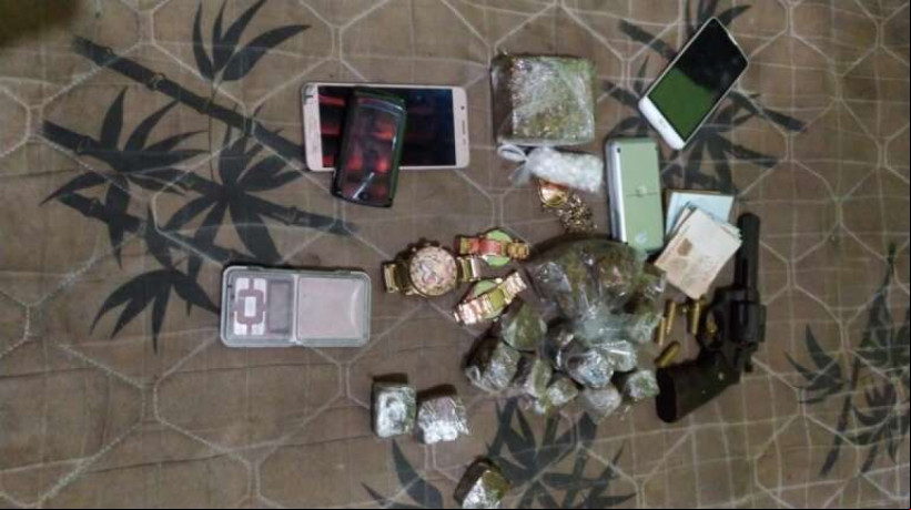 Além da droga, dupla estava com um revólver calibre 38, seis munições, duas facas, duas balanças de precisão, cinco relógios e dois celulares; material foi apreendido pela Polícia Militar
