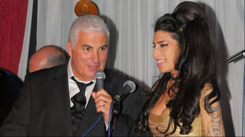 Pai de Amy Winehouse, Mitch Winehouse processou amigos da cantora britânica