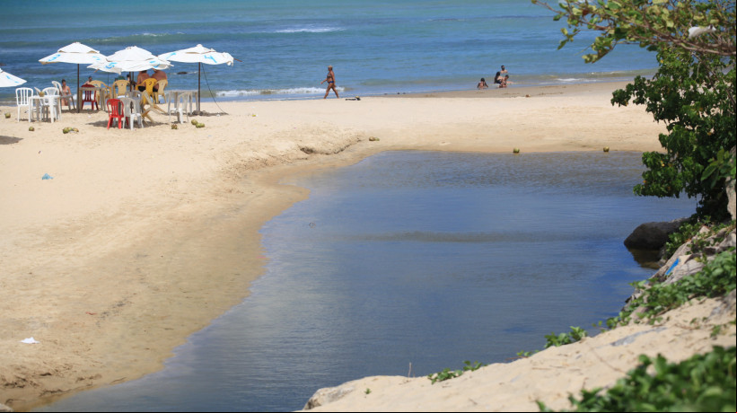 Canal fluvial na praia dos Crush, atualmente imprópria
