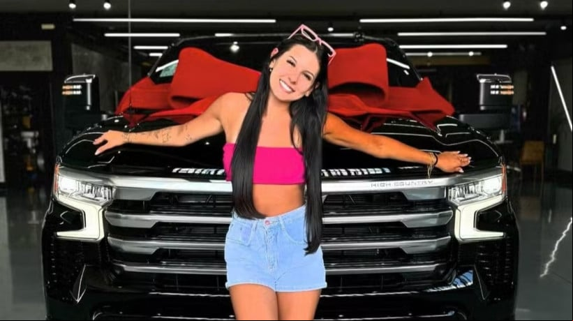 Ana Castela comemora compra de carro de luxo