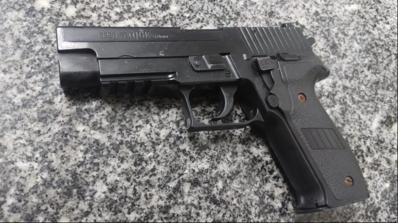 Apreensão de simulacro de arma de fogo. Três adolescentes foram apreendidos