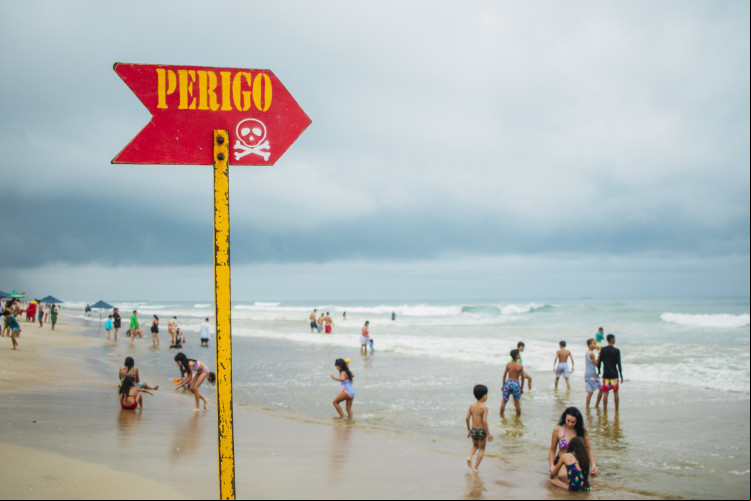 Banhistas visitam a Praia do Futuro e dão um mergulho, mesmo com o mar apresentando outra tonalidade




