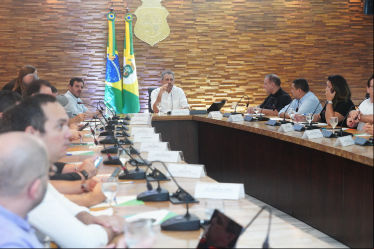 O governador Elmano de Freitas (PT), e diversos representantes de órgãos estaduais se reuniram nesta quarta-feira, 3, para discutir plano de contingência para os impactos do El Niño