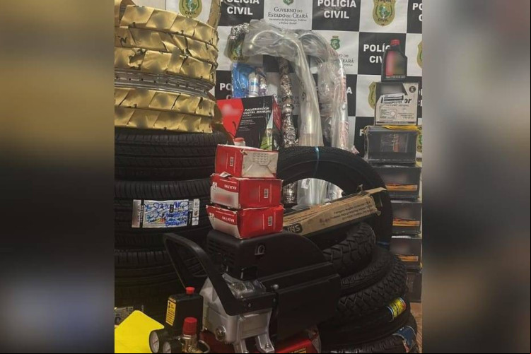 Caminhão com carga de peças e objetos para veículos tombou em um trecho da BR-116 em Ipaumirim