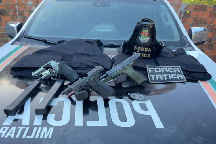 TRÊS armas que teriam sido usadas no crime foram apreendidas