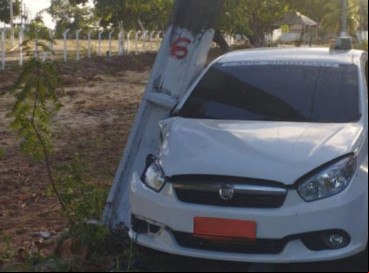 Veículo foi encontrado na estrada que liga os municípios de Aquiraz e Pindoretama 