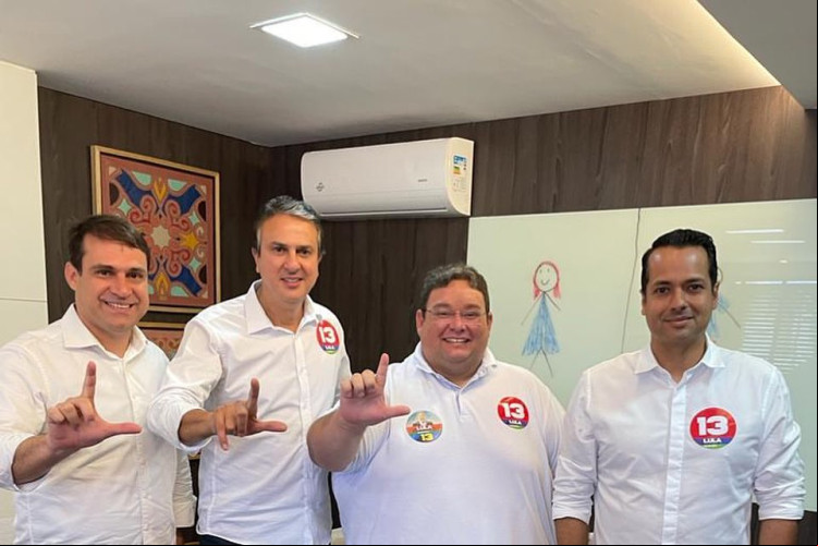 Prefeito de Caucaia Vitor Valim; Ministro da Educação Camilo Santana e os parlamentares Salmito Filho e Vanderlan Alves em reunião durante a campanha eleitoral de 2022