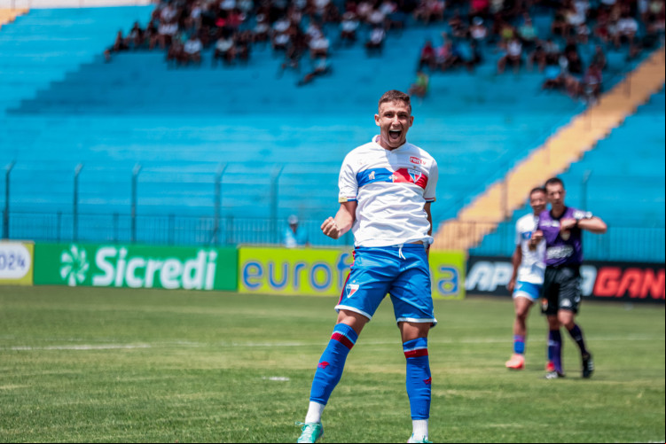 Atacante Iarley comemora gol no jogo Fortaleza x CRB pela Copinha 2024