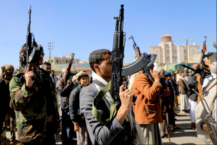 Combatentes Houthis exibem armas durante uma marcha em solidariedade ao povo palestino na capital controlada pelo grupo, Sanaa, em meio às batalhas em curso entre Israel e o grupo militante Hamas, em Gaza