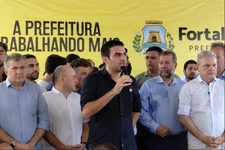Deputado Antonio henrique, ex-prefeito Roberto Cláudio, secretário Rodrigo Nogueira, ministro Carlos Lupi, prefeito Sarto e, atrás, deputado André Figueiredo