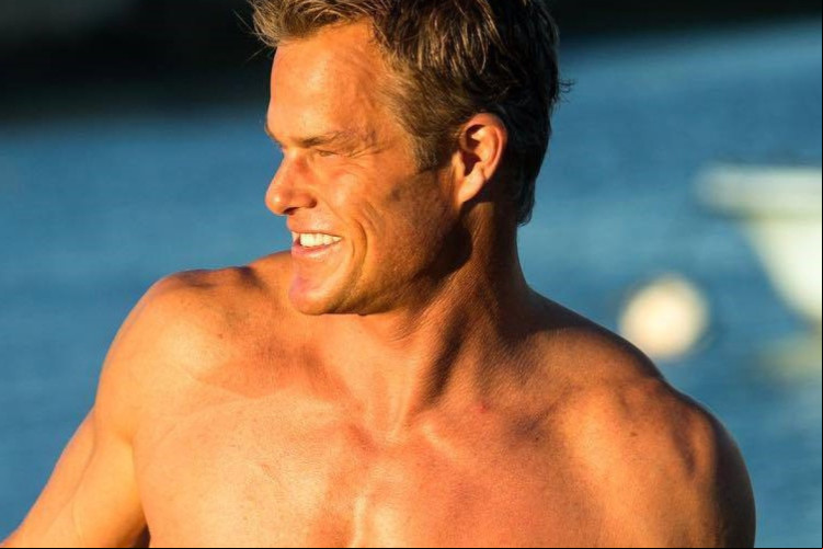 Alec Musser. Ator e modelo fitness estadunidense, do filme de comédia