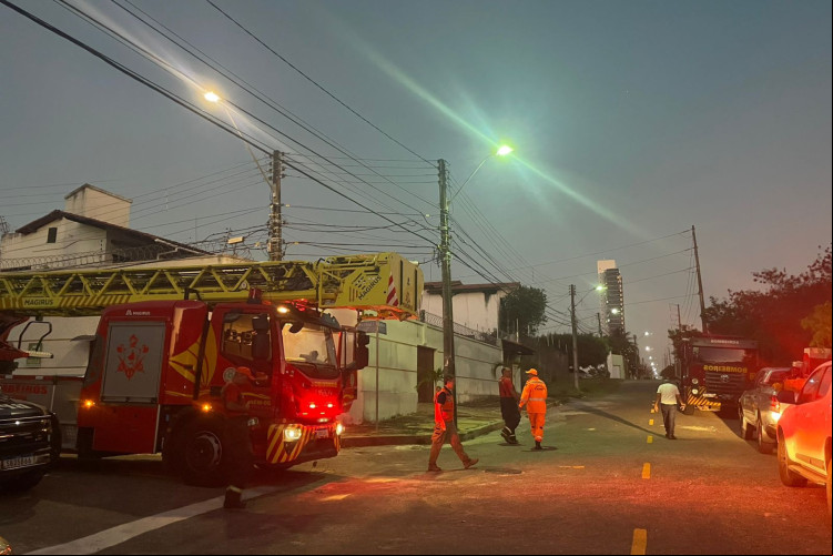 Equipes do Corpo de Bombeiros vão continuar os trabalhos durante a madrugada para controlar as chamas do incêndio que atingiu o Parque Estadual do Cocó, em Fortaleza