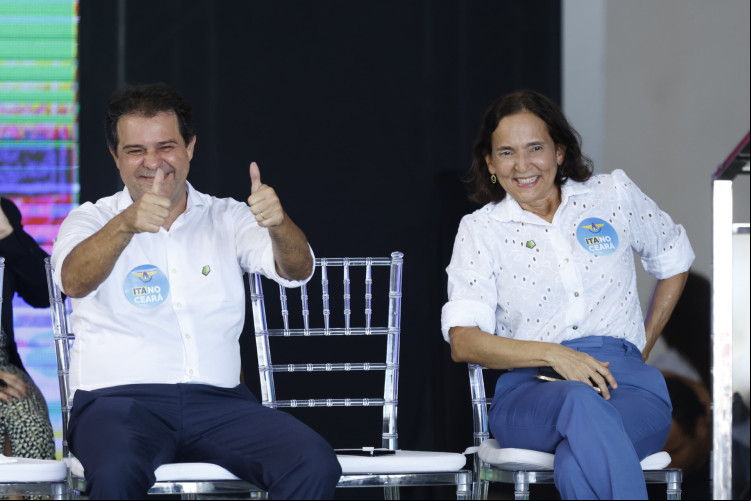 Evandro Leitão e Izolda Cela em evento com Lula