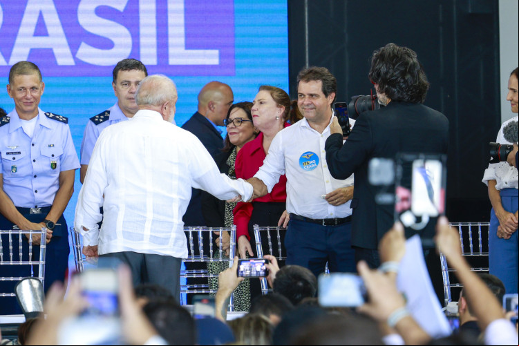 Lula cumprimenta Evandro Leitão em evento do ITA na Base Aérea de Fortaleza Lula cumprimenta Evandro Leitão em evento do ITA na Base Aérea de Fortaleza