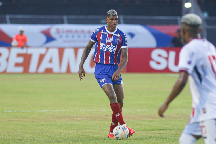 Zagueiro Marcos Victor no jogo Atlético de Alagoinhas x Bahia pelo Campeonato Baiano 2024