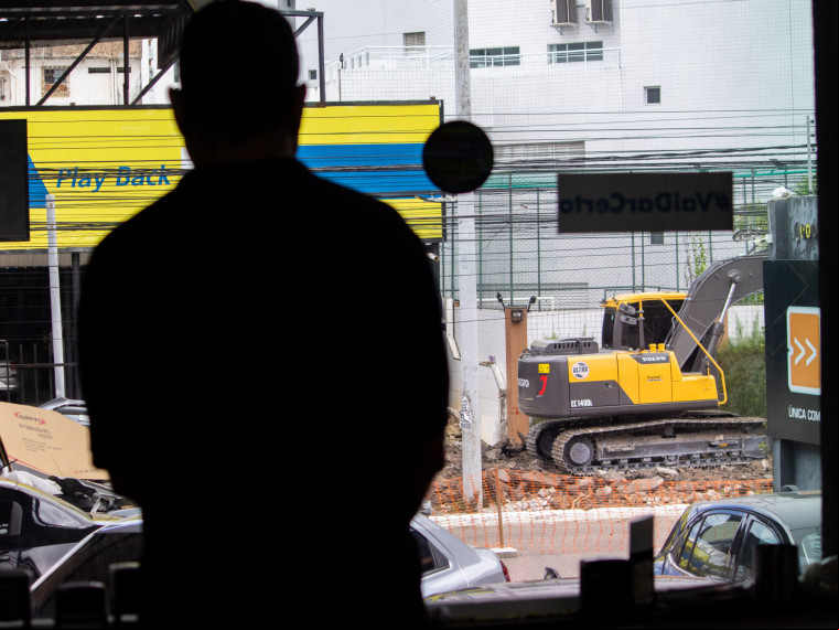 FORTALEZA, CEARÁ, BRASIL, 22-01-2024: Av. Heráclito Graça tem mais um trecho bloqueado para dar continuidade às obras do novo sistema de drenagem. (Foto: Samuel Setubal/ O Povo)