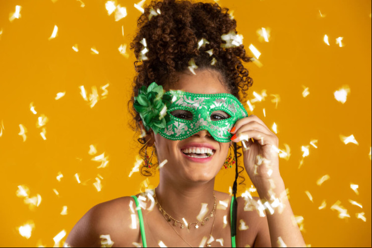 Os penteados ajudam a completar o visual para o Carnaval (Imagem: Brastock | Shutterstock)