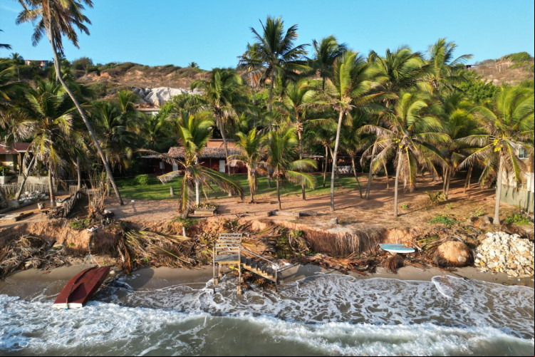 EROSÃO afeta a Praia da Peroba, em Icapuí