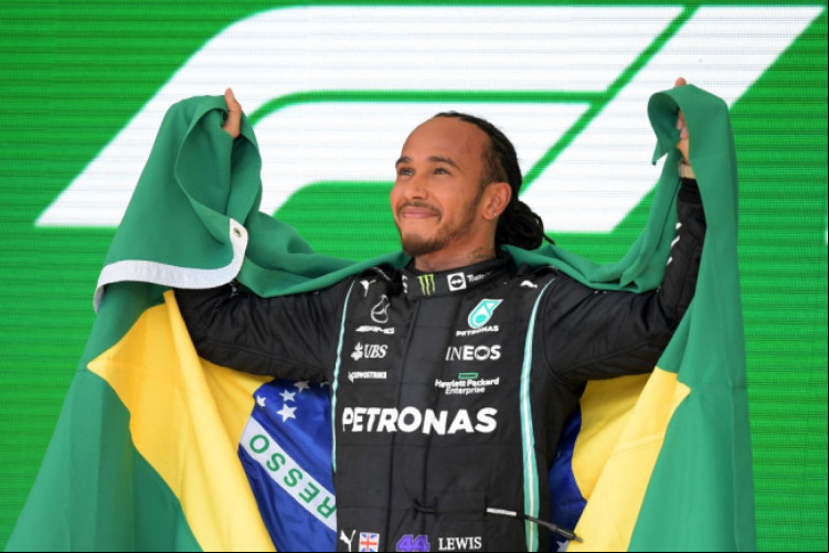 Ao vencer o GP de São Paulo em 2021, Hamilton levou para o pódio a bandeira do Brasil