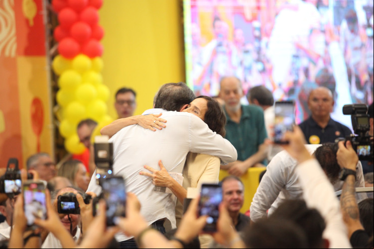 Filiação do senador Cid Gomes e da ex-governadora Izolda ao PSB; Cid e Izolda se abraçam durante evento de filiação ocorrido em Fortaleza