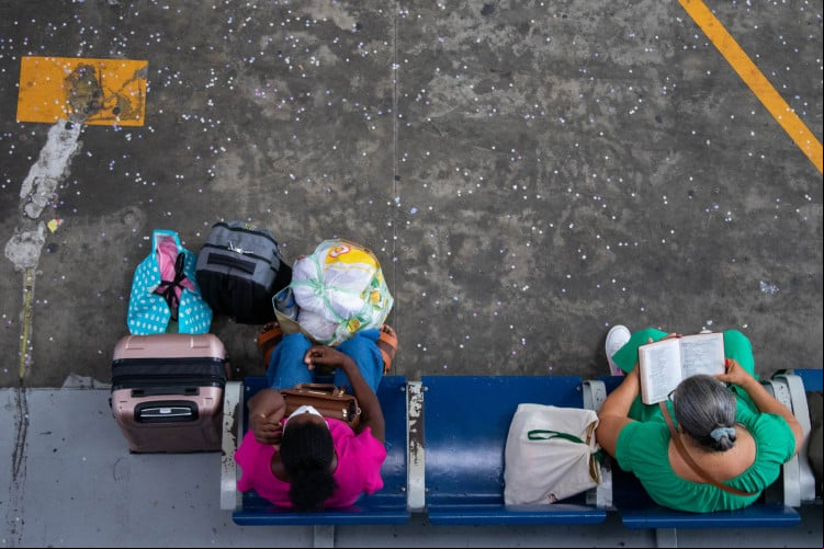 FORTALEZA, CEARÁ, BRASIL, 09-02-2024: movimentação de pessoas na Rodoviária de Fortaleza neste Carnaval em direção ao interior do Estado. (Foto: Samuel Setubal/ O Povo)