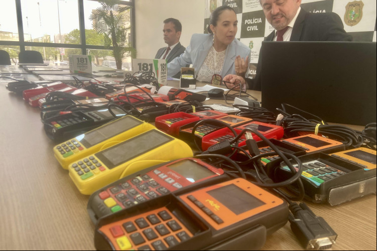 MAQUINETAS e cartões de crédito foram apreendidos com dupla suspeita de clonar cartões