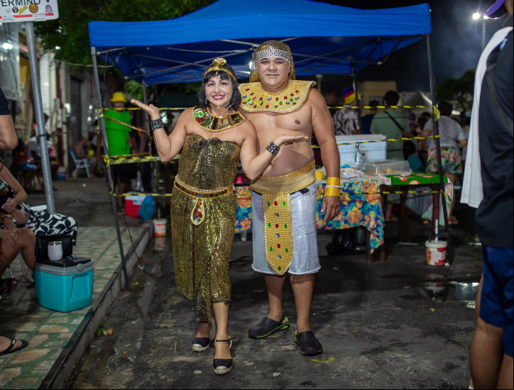 O segurança José Alberto, 52, e Roseane Chagas, 52, técnica de enfermagem, vieram pular o Carnaval no polo do Mercado dos Pinhões com as fantasia de Faraó e Cleópatra O segurança José Alberto, 52, e Roseane Chagas, 52, técnica de enfermagem, vieram pular o Carnaval no polo do Mercado dos Pinhões com as fantasia de Faraó e Cleópatra