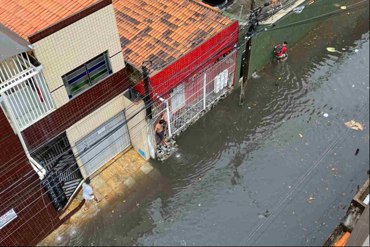 Rua Leandro Monteiro registra alagamento na manhã deste sábado, 10, após forte chuva Rua Leandro Monteiro registra alagamento na manhã deste sábado, 10, após forte chuva