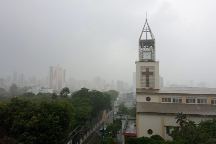 Registro de chuva no Centro de Fortaleza, no Ceará, na manhã de sábado, 10, no Carnaval 2024
