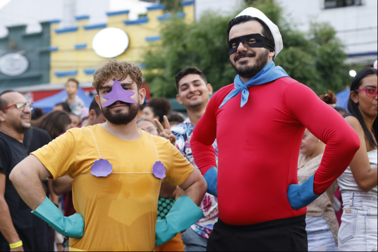 Eduardo Rodrigues, 31, publicitário, e Michael Trinta, 28, geólogo, estavam fantasiados de homem sereia e mexilhãozinho
