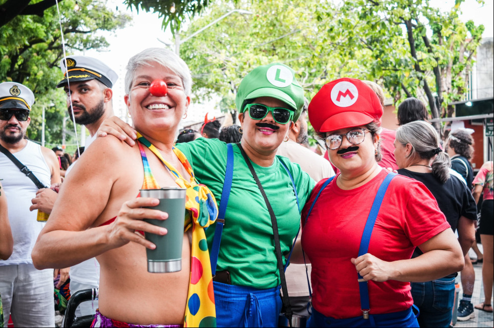 O casal Hellen Dantas e Luana Gorniano combinou as fantasias dos personagens de videogame Mario e Luigi, acompanhado por uma amiga. O casal Hellen Dantas e Luana Gorniano combinou as fantasias dos personagens de videogame Mario e Luigi, acompanhado por uma amiga.