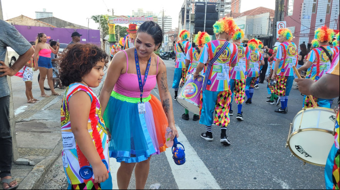 Carnaval Fortaleza 2024: Efigênia e o filho participando do desfile Carnaval Fortaleza 2024: Efigênia e o filho participando do desfile